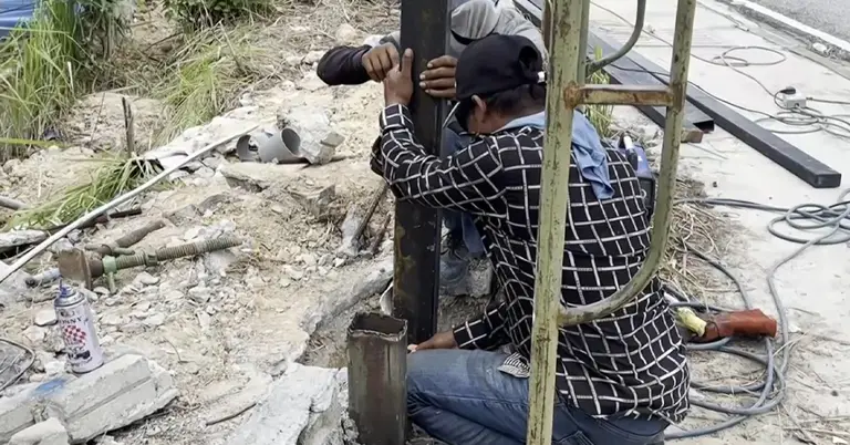 কাজ করছেন দু’জন শ্রমিক